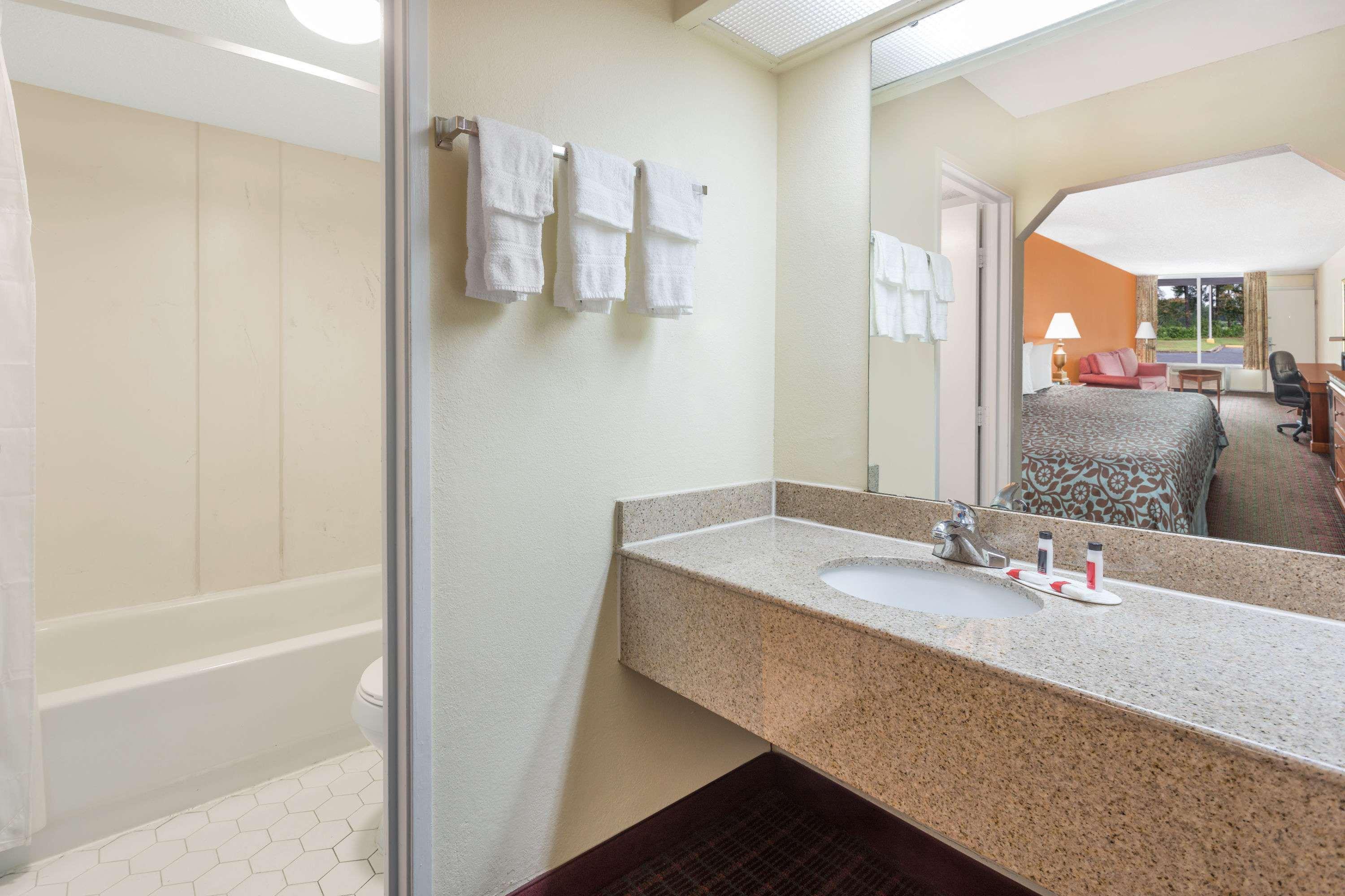 Days Inn By Wyndham Orangeburg South Екстер'єр фото