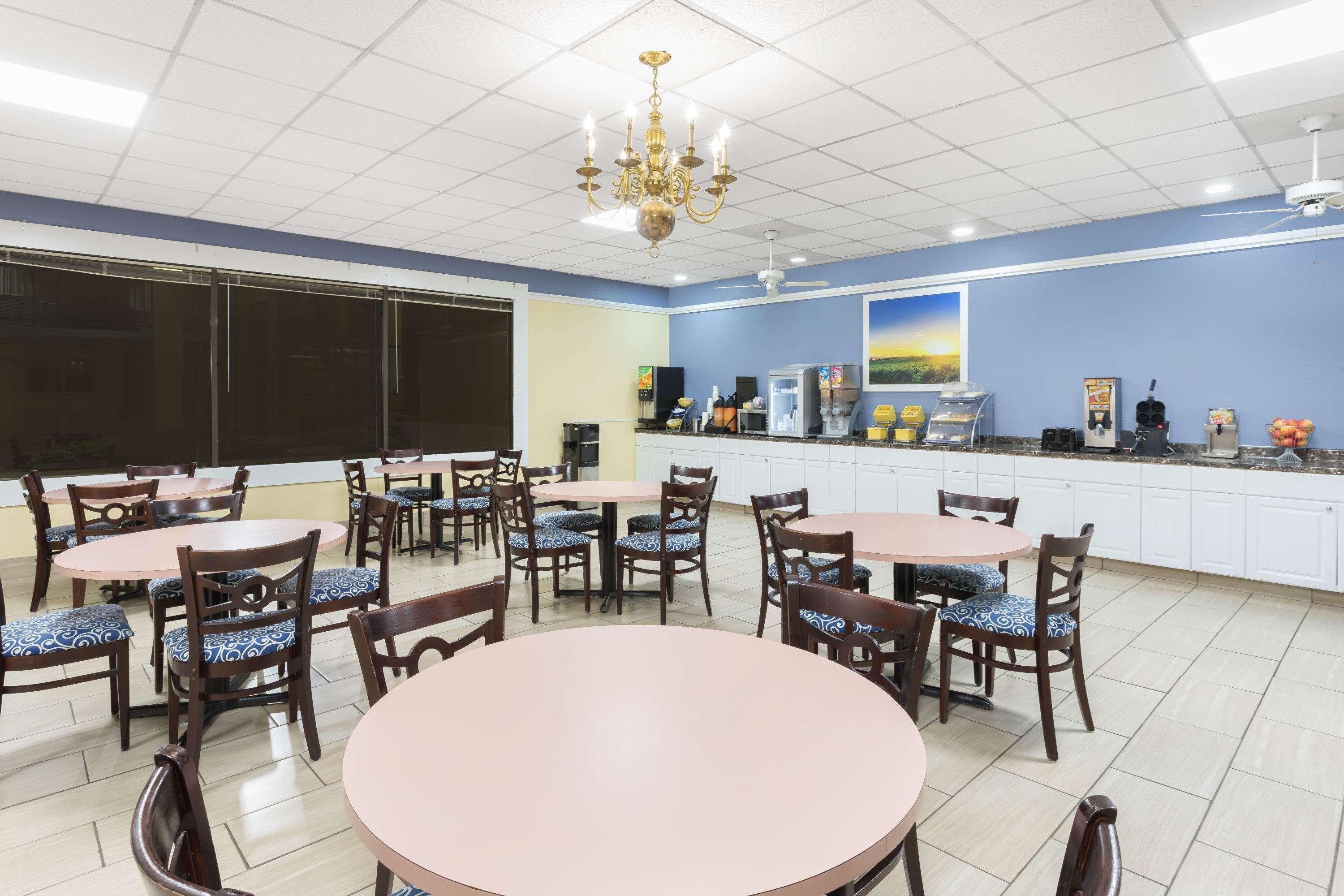 Days Inn By Wyndham Orangeburg South Екстер'єр фото