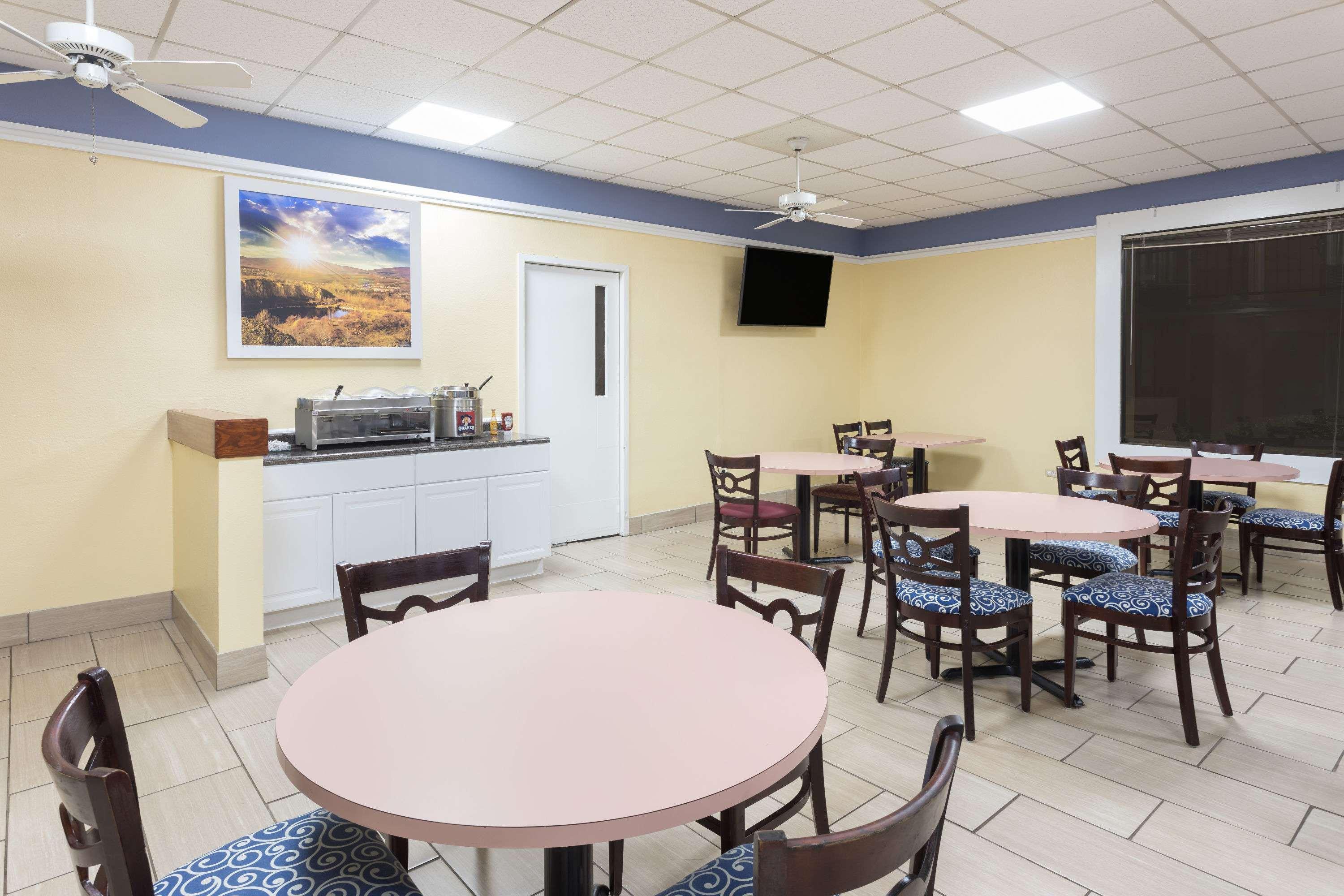 Days Inn By Wyndham Orangeburg South Екстер'єр фото