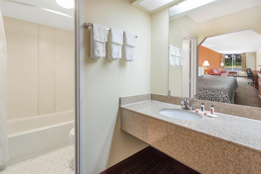 Days Inn By Wyndham Orangeburg South Екстер'єр фото